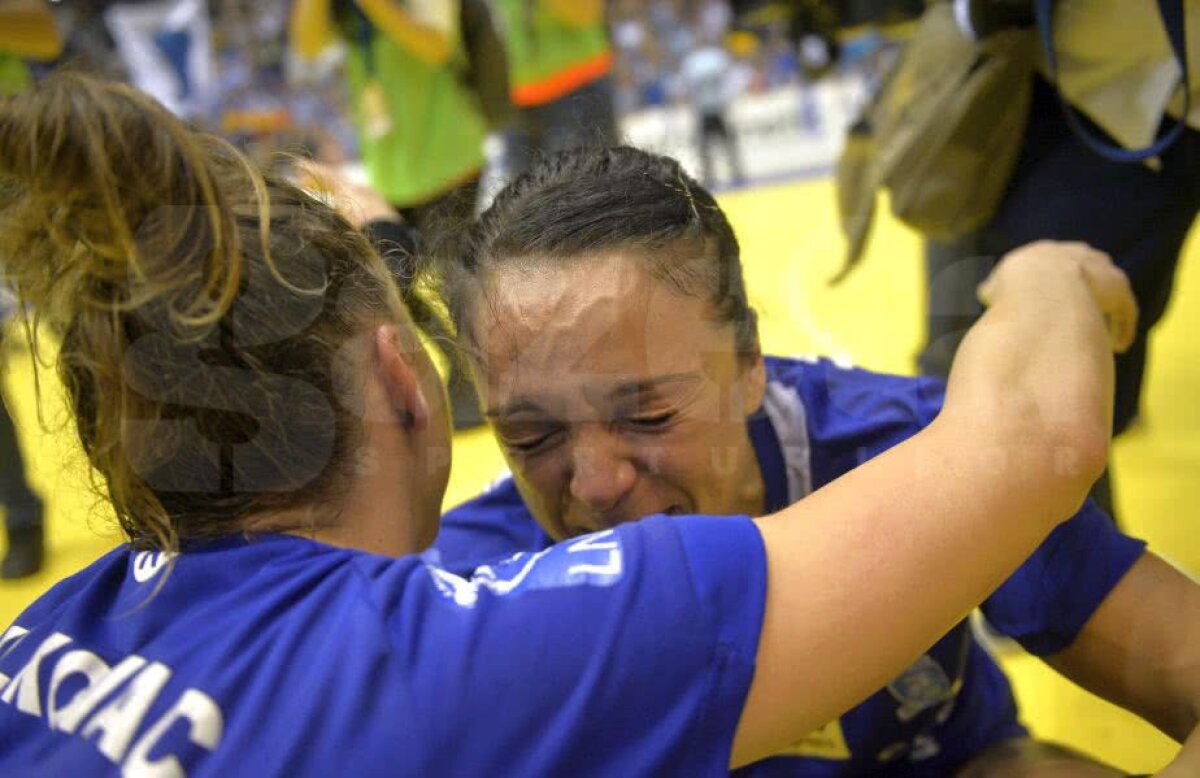 CRAIOVA A CÂȘTIGAT CUPA EHF // VIDEO + FOTO IMPRESIONANT! Imaginile bucuriei din Sala Polivalentă după succesul istoric al lui SCM Craiova: jucătoarele au izbucnit în plâns!