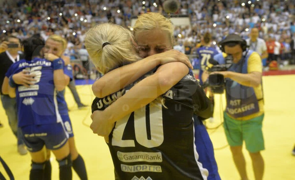 CRAIOVA A CÂȘTIGAT CUPA EHF // VIDEO + FOTO IMPRESIONANT! Imaginile bucuriei din Sala Polivalentă după succesul istoric al lui SCM Craiova: jucătoarele au izbucnit în plâns!