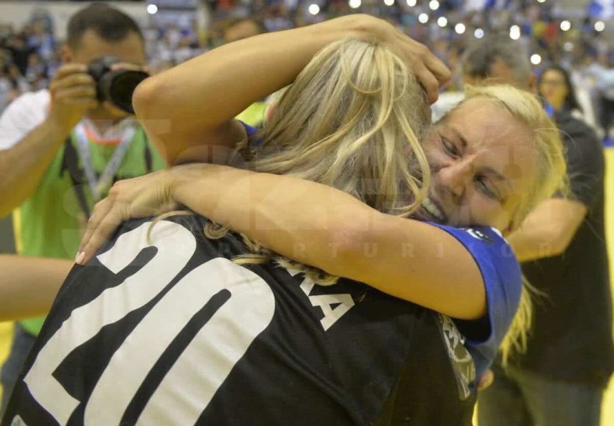 CRAIOVA A CÂȘTIGAT CUPA EHF // VIDEO + FOTO IMPRESIONANT! Imaginile bucuriei din Sala Polivalentă după succesul istoric al lui SCM Craiova: jucătoarele au izbucnit în plâns!