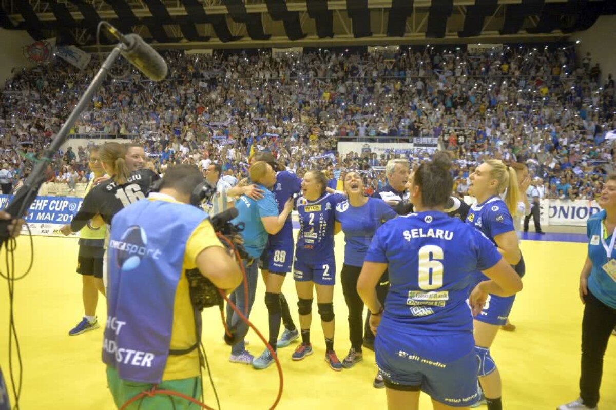 CRAIOVA A CÂȘTIGAT CUPA EHF // VIDEO + FOTO IMPRESIONANT! Imaginile bucuriei din Sala Polivalentă după succesul istoric al lui SCM Craiova: jucătoarele au izbucnit în plâns!