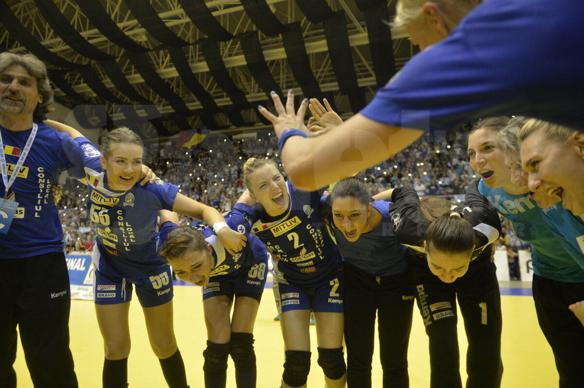 CRAIOVA A CÂȘTIGAT CUPA EHF // VIDEO + FOTO IMPRESIONANT! Imaginile bucuriei din Sala Polivalentă după succesul istoric al lui SCM Craiova: jucătoarele au izbucnit în plâns!