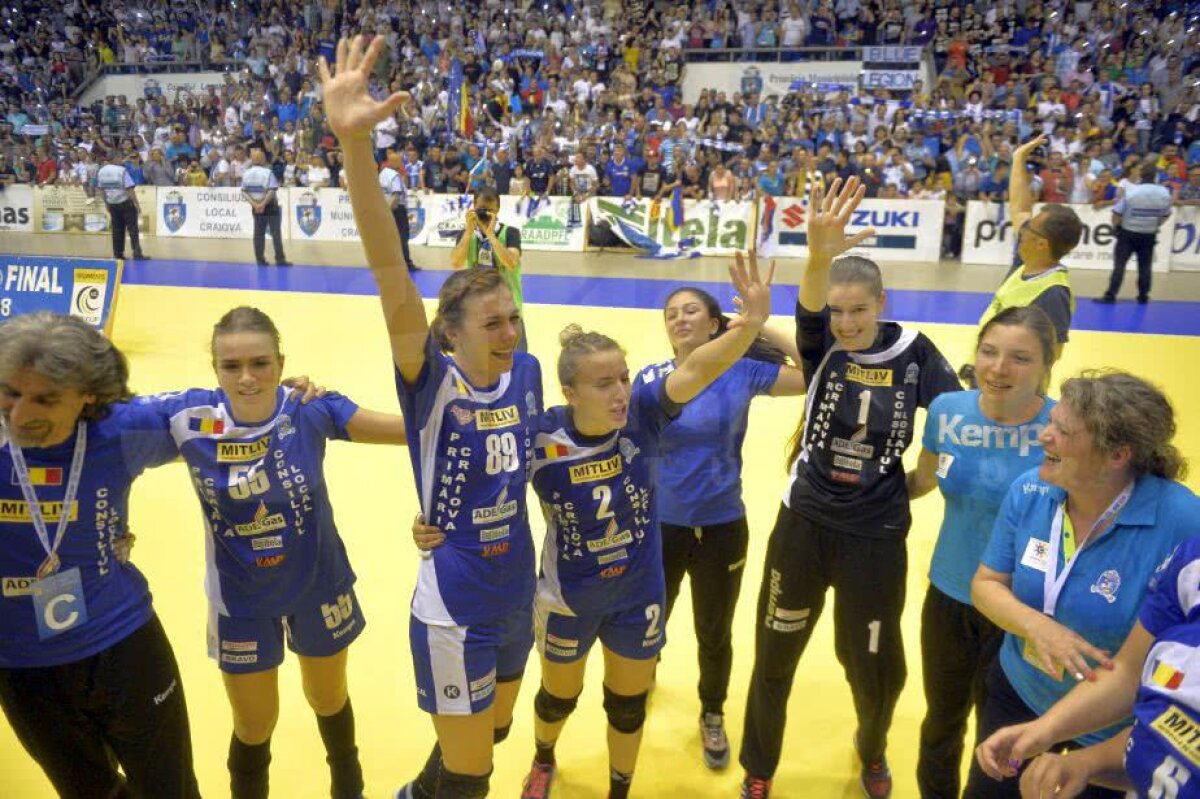 CRAIOVA A CÂȘTIGAT CUPA EHF // VIDEO + FOTO IMPRESIONANT! Imaginile bucuriei din Sala Polivalentă după succesul istoric al lui SCM Craiova: jucătoarele au izbucnit în plâns!