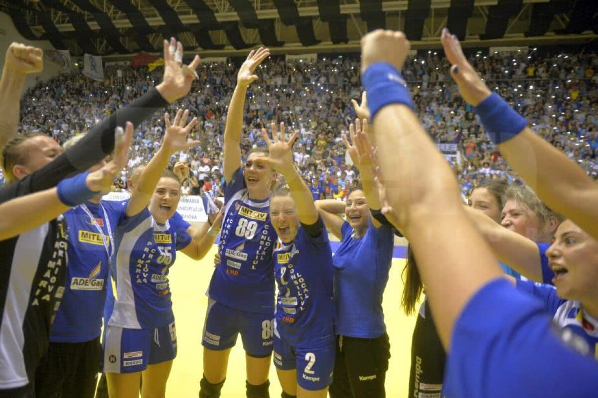 CRAIOVA A CÂȘTIGAT CUPA EHF // VIDEO + FOTO IMPRESIONANT! Imaginile bucuriei din Sala Polivalentă după succesul istoric al lui SCM Craiova: jucătoarele au izbucnit în plâns!