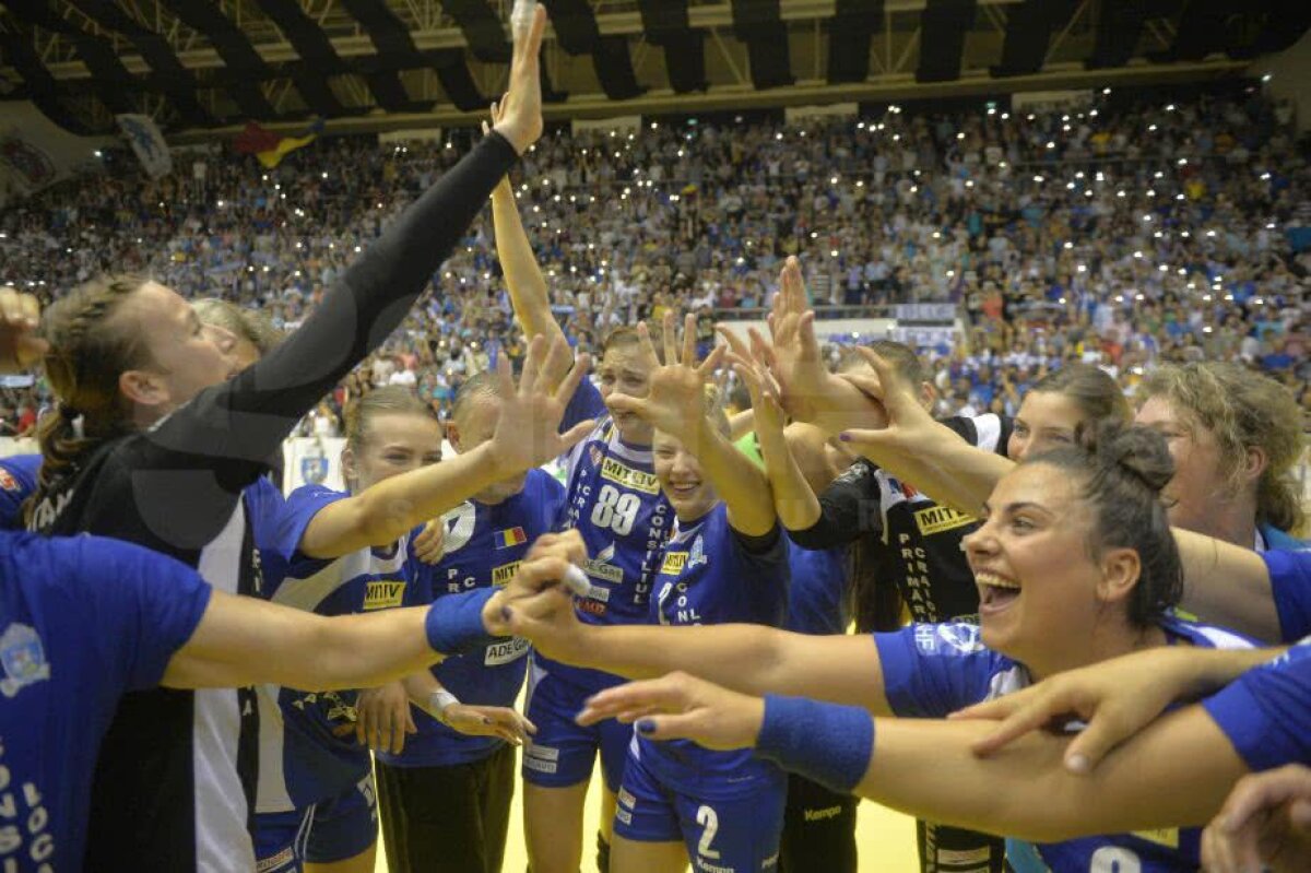 CRAIOVA A CÂȘTIGAT CUPA EHF // VIDEO + FOTO IMPRESIONANT! Imaginile bucuriei din Sala Polivalentă după succesul istoric al lui SCM Craiova: jucătoarele au izbucnit în plâns!