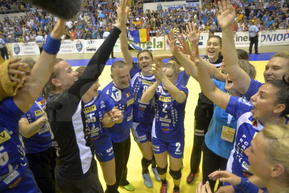 CRAIOVA A CÂȘTIGAT CUPA EHF // VIDEO + FOTO IMPRESIONANT! Imaginile bucuriei din Sala Polivalentă după succesul istoric al lui SCM Craiova: jucătoarele au izbucnit în plâns!