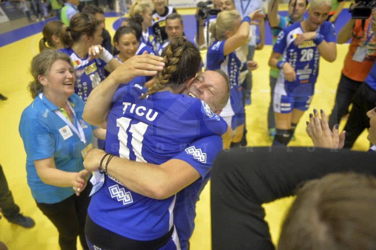 CRAIOVA A CÂȘTIGAT CUPA EHF // VIDEO + FOTO IMPRESIONANT! Imaginile bucuriei din Sala Polivalentă după succesul istoric al lui SCM Craiova: jucătoarele au izbucnit în plâns!