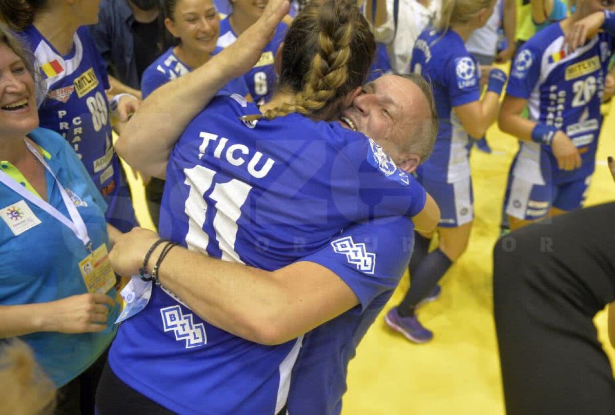 CRAIOVA A CÂȘTIGAT CUPA EHF // VIDEO + FOTO IMPRESIONANT! Imaginile bucuriei din Sala Polivalentă după succesul istoric al lui SCM Craiova: jucătoarele au izbucnit în plâns!