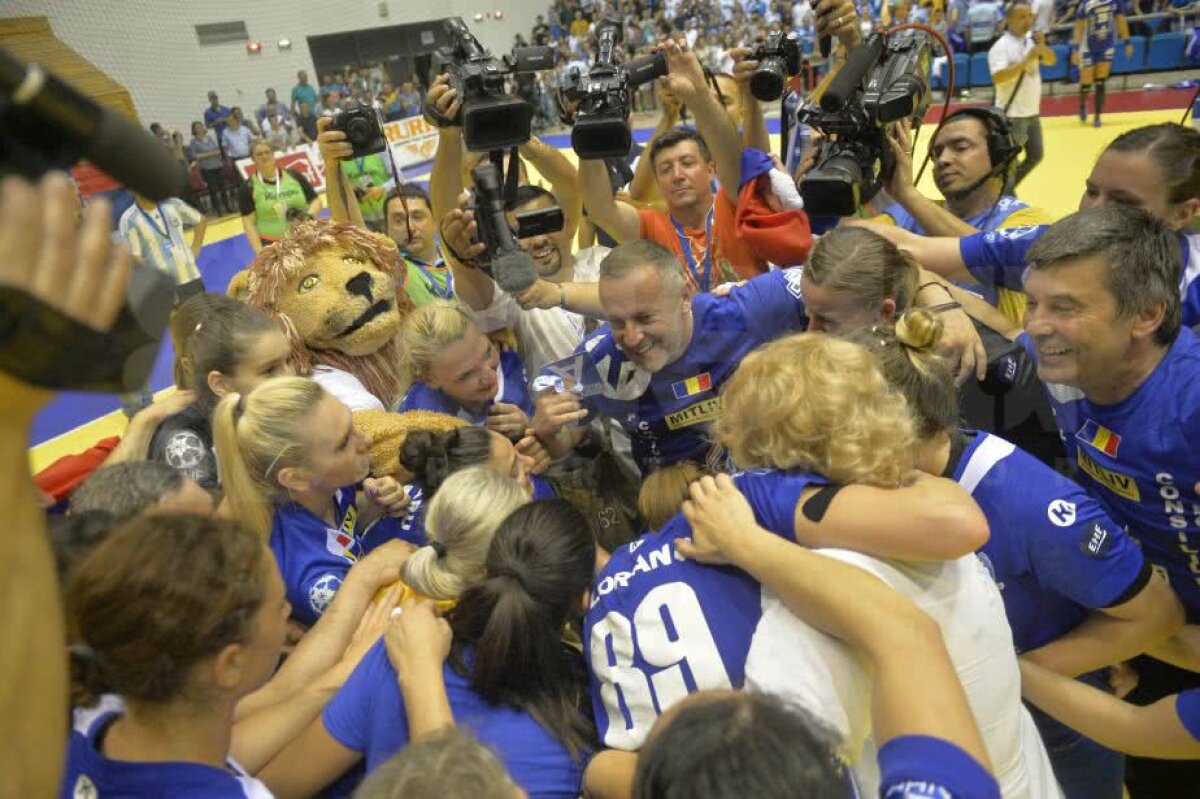 CRAIOVA A CÂȘTIGAT CUPA EHF // VIDEO + FOTO IMPRESIONANT! Imaginile bucuriei din Sala Polivalentă după succesul istoric al lui SCM Craiova: jucătoarele au izbucnit în plâns!