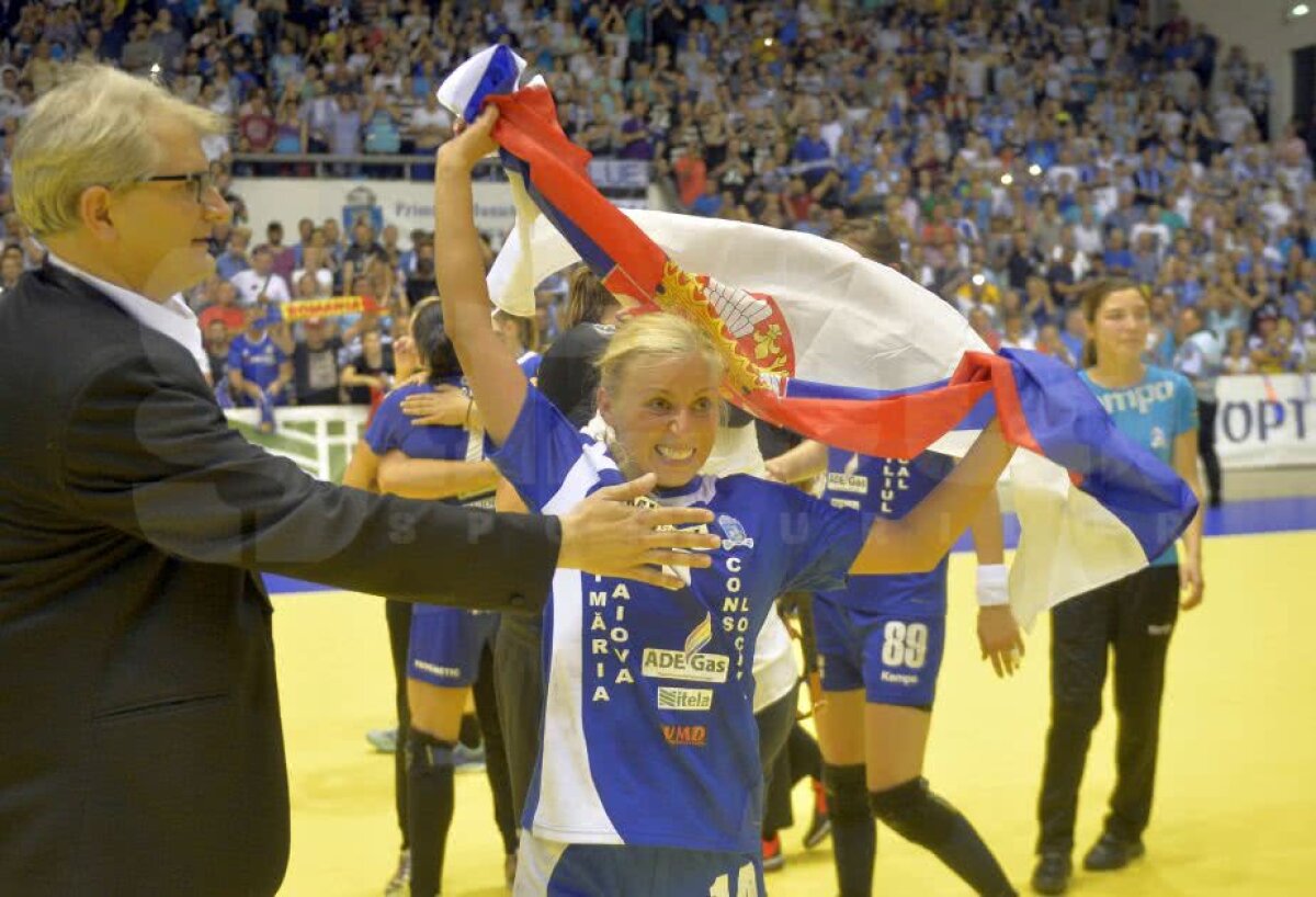 CRAIOVA A CÂȘTIGAT CUPA EHF // VIDEO + FOTO IMPRESIONANT! Imaginile bucuriei din Sala Polivalentă după succesul istoric al lui SCM Craiova: jucătoarele au izbucnit în plâns!