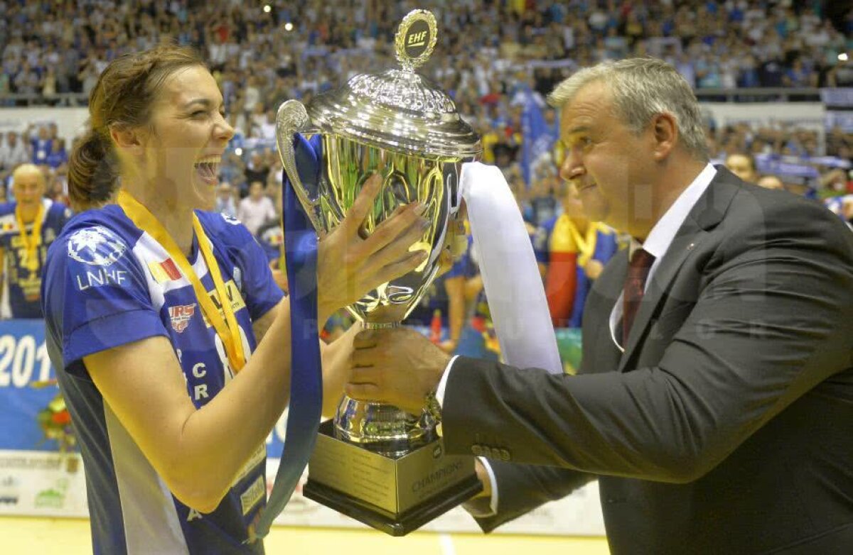 CRAIOVA A CÂȘTIGAT CUPA EHF // VIDEO + FOTO IMPRESIONANT! Imaginile bucuriei din Sala Polivalentă după succesul istoric al lui SCM Craiova: jucătoarele au izbucnit în plâns!