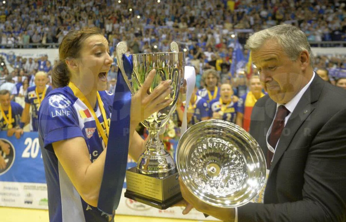 CRAIOVA A CÂȘTIGAT CUPA EHF // VIDEO + FOTO IMPRESIONANT! Imaginile bucuriei din Sala Polivalentă după succesul istoric al lui SCM Craiova: jucătoarele au izbucnit în plâns!