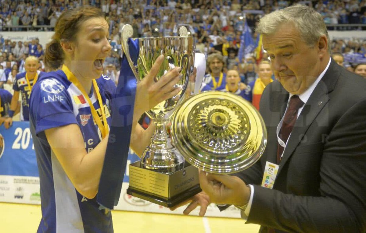 CRAIOVA A CÂȘTIGAT CUPA EHF // VIDEO + FOTO IMPRESIONANT! Imaginile bucuriei din Sala Polivalentă după succesul istoric al lui SCM Craiova: jucătoarele au izbucnit în plâns!