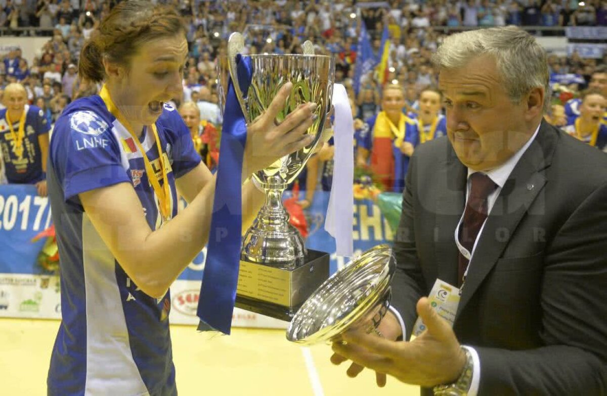 CRAIOVA A CÂȘTIGAT CUPA EHF // VIDEO + FOTO IMPRESIONANT! Imaginile bucuriei din Sala Polivalentă după succesul istoric al lui SCM Craiova: jucătoarele au izbucnit în plâns!