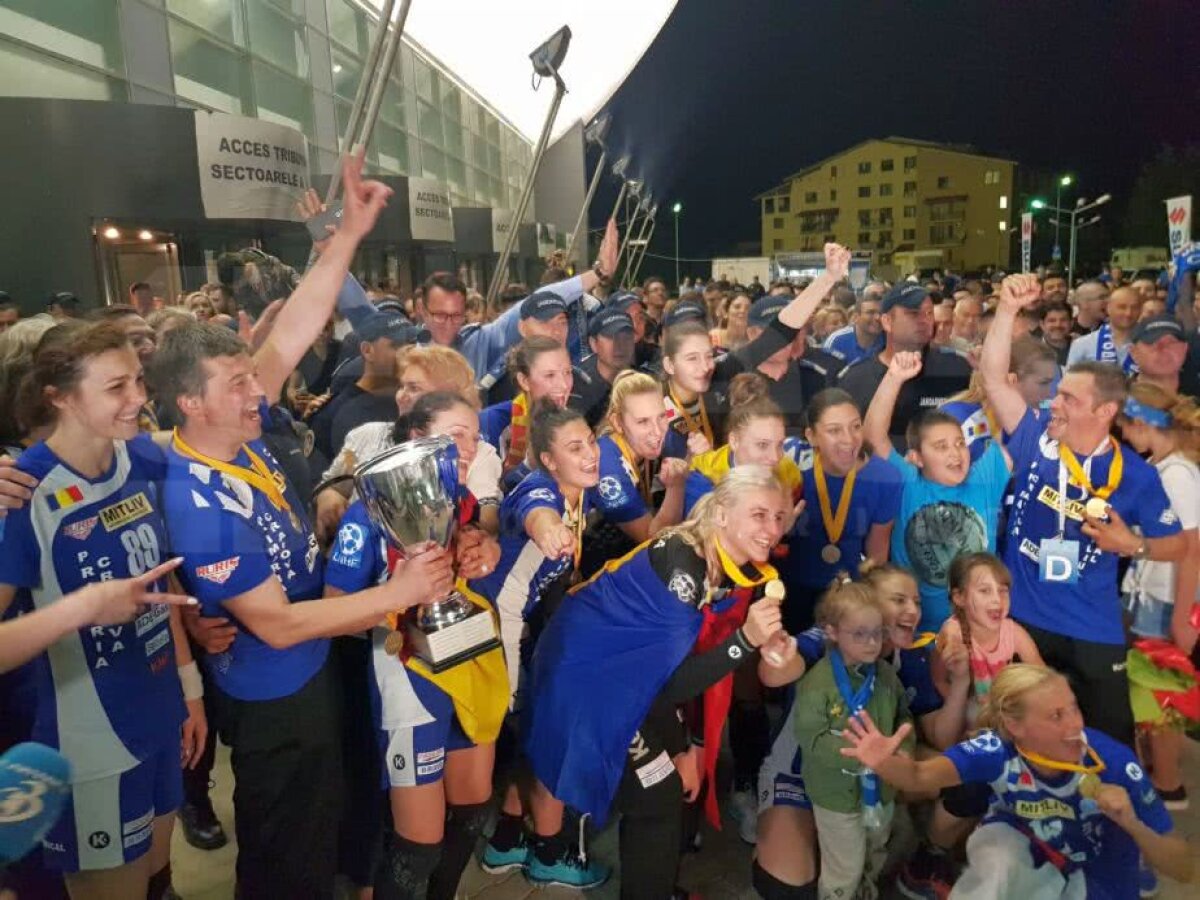 CRAIOVA A CÂȘTIGAT CUPA EHF // VIDEO + FOTO IMPRESIONANT! Imaginile bucuriei din Sala Polivalentă după succesul istoric al lui SCM Craiova: jucătoarele au izbucnit în plâns!