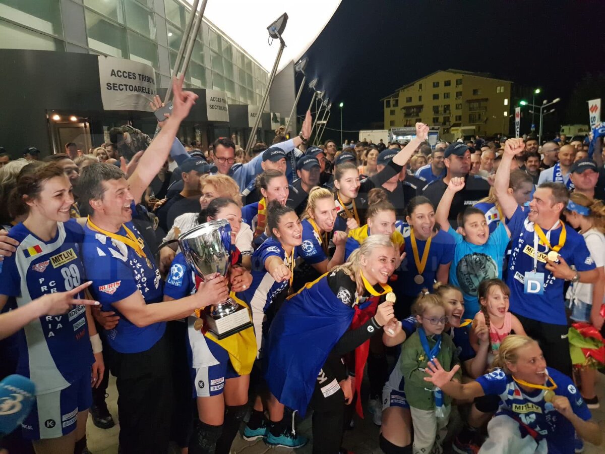 CRAIOVA A CÂȘTIGAT CUPA EHF // VIDEO + FOTO IMPRESIONANT! Imaginile bucuriei din Sala Polivalentă după succesul istoric al lui SCM Craiova: jucătoarele au izbucnit în plâns!