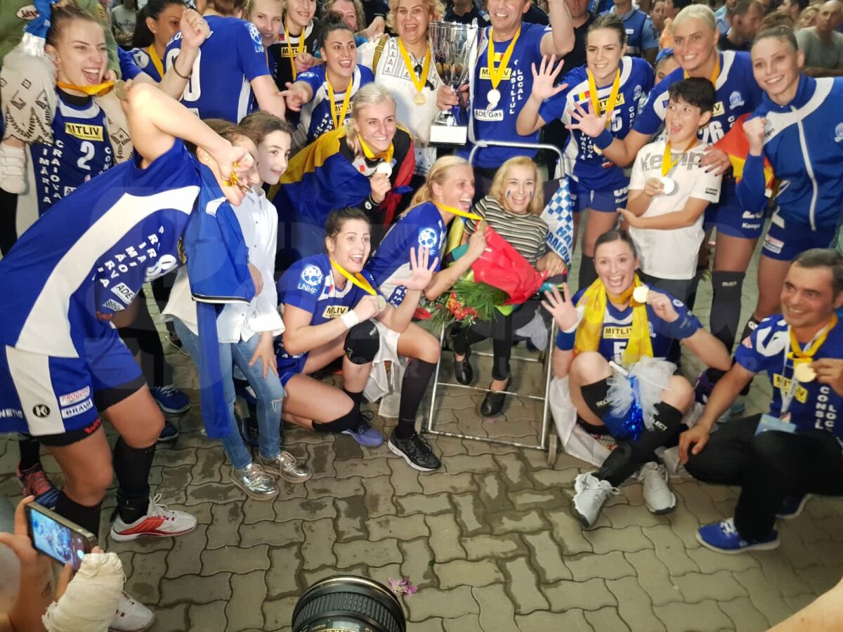 CRAIOVA A CÂȘTIGAT CUPA EHF // VIDEO + FOTO IMPRESIONANT! Imaginile bucuriei din Sala Polivalentă după succesul istoric al lui SCM Craiova: jucătoarele au izbucnit în plâns!