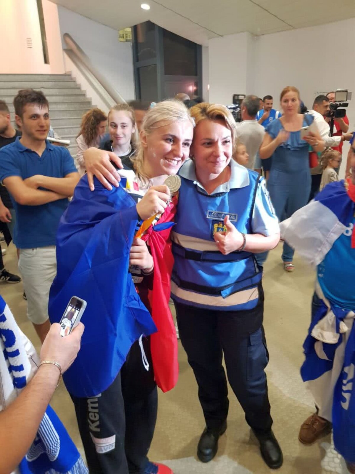 FOTO Exemplu de profesionalism! Campioanele EHF de la Craiova au continuat petrecerea după meci și au dat sute de autografe! În miez de noapte s-au retras pentru a pregăti meciul din campionat