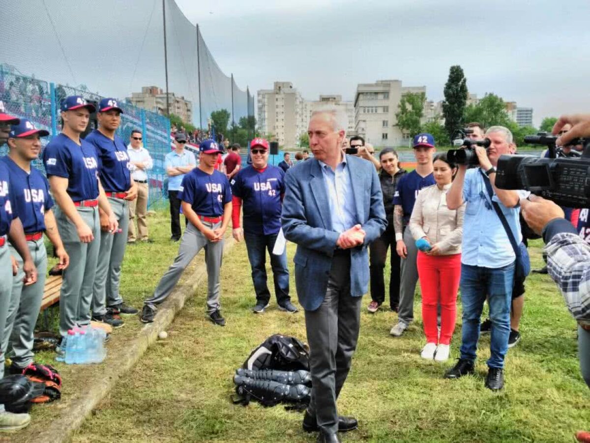 FOTO Primul lucru făcut de Hagi în această dimineață după scandalul de la conferința de presă: "Asta înseamnă repetiția"