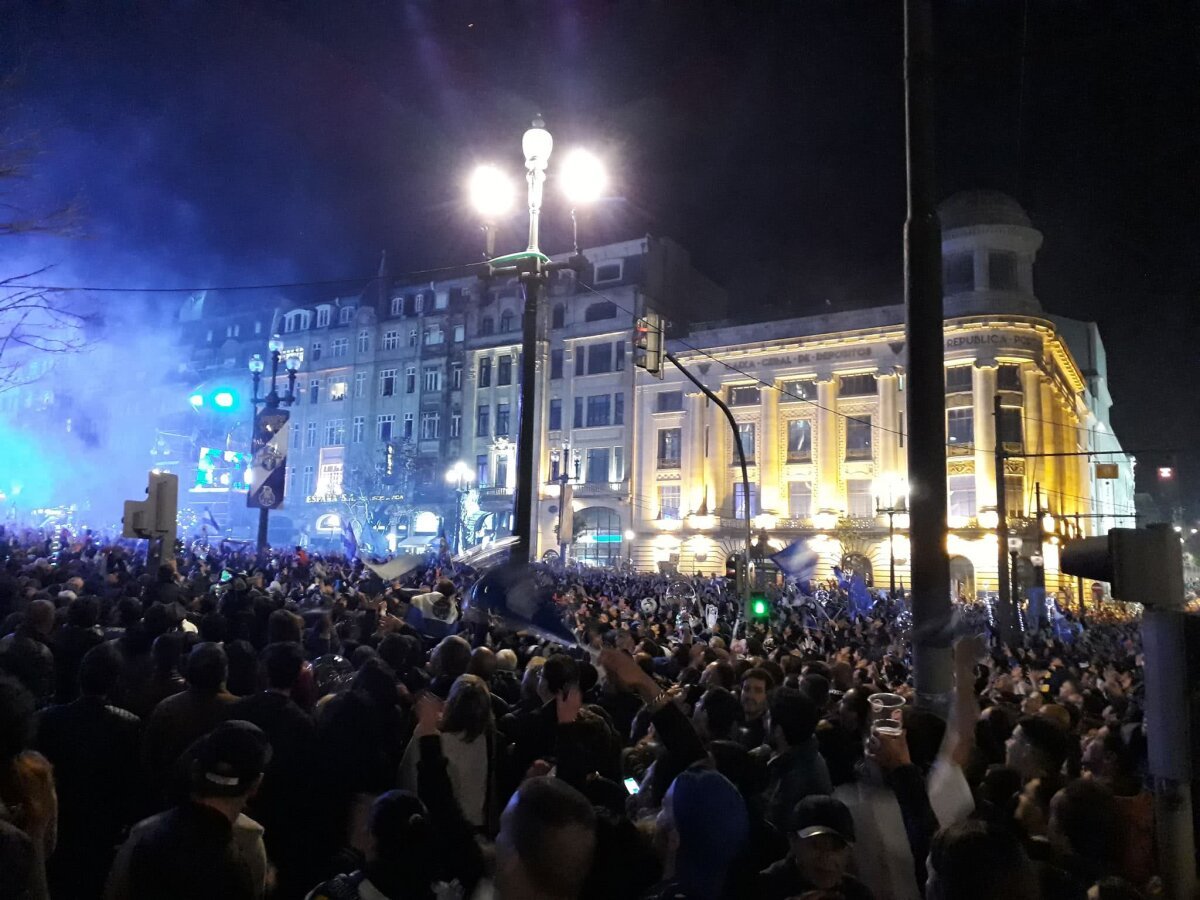 GALERIE FOTO + VIDEO Imagini COLOSALE de la Porto! Un român a fost martor la celebrarea titlului: "250.000 de oameni în delir!"