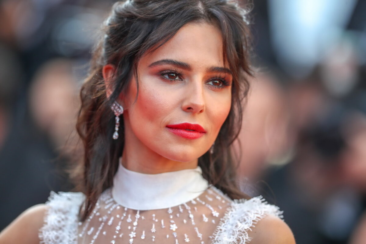 GALERIE FOTO Asemenea frumusețe vezi rar. Uite ce vedetă a întors toate privirile la Cannes!