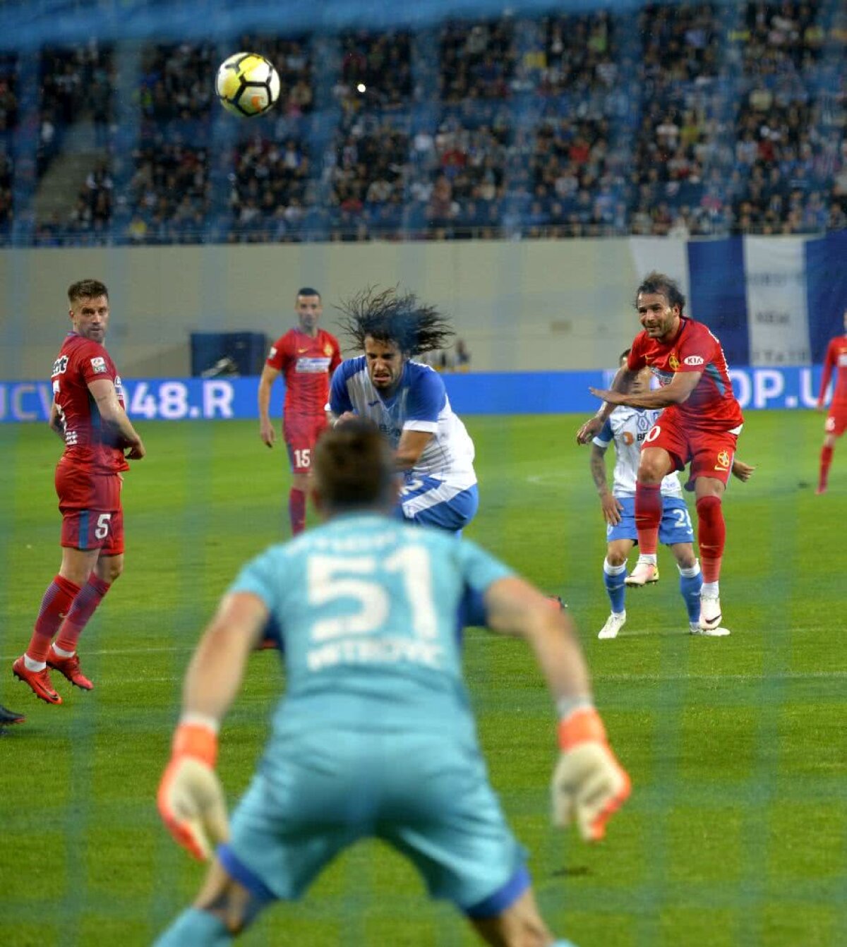 VIDEO+FOTO Păstrează șanse! Cu doi eliminați, FCSB învinge EROIC la Craiova, 1-0! Titlul se decide în ultima etapă