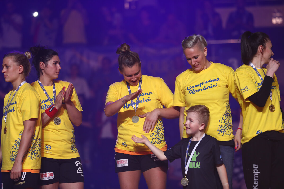 VIDEO +FOTO Al 4-lea titlu consecutiv pentru CSM București » "Tigroaicele" au fost premiate în această seară + despărțire cu lacrimi: "E foarte dureros pentru mine"