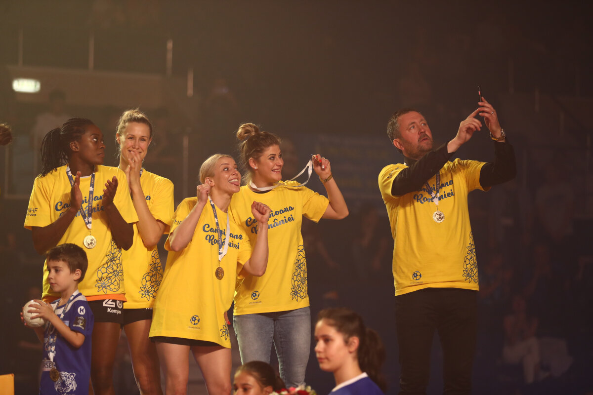 VIDEO +FOTO Al 4-lea titlu consecutiv pentru CSM București » "Tigroaicele" au fost premiate în această seară + despărțire cu lacrimi: "E foarte dureros pentru mine"