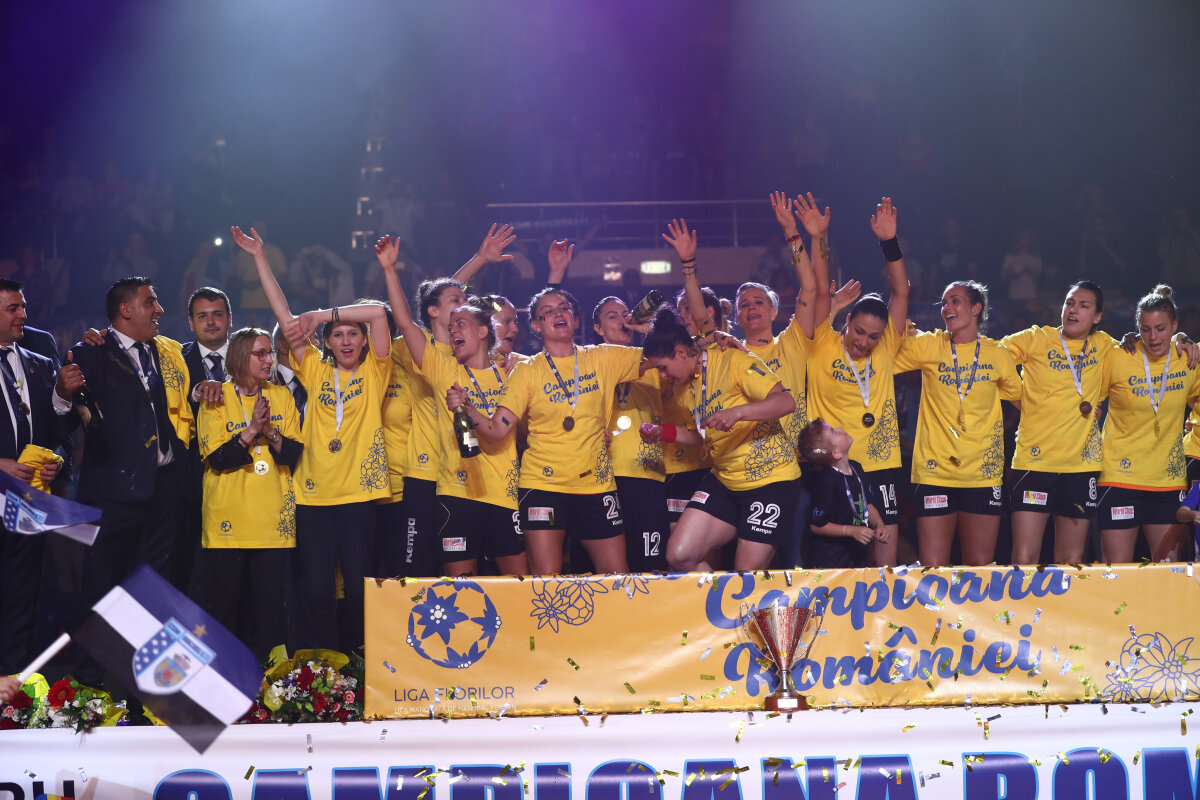 VIDEO +FOTO Al 4-lea titlu consecutiv pentru CSM București » "Tigroaicele" au fost premiate în această seară + despărțire cu lacrimi: "E foarte dureros pentru mine"