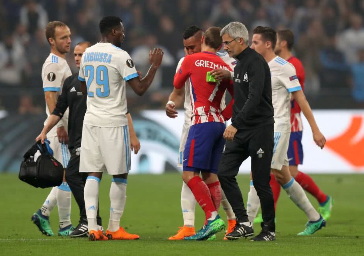 FOTO Momente emoționante în prima repriză a finalei Europa League: a ieșit de pe teren în lacrimi, consolat și de adversari
