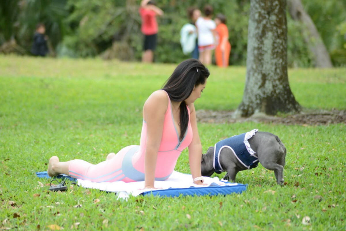 GALERIE FOTO A făcut yoga în parc, iar ţinuta ei i-a pus pe jar pe bărbaţi