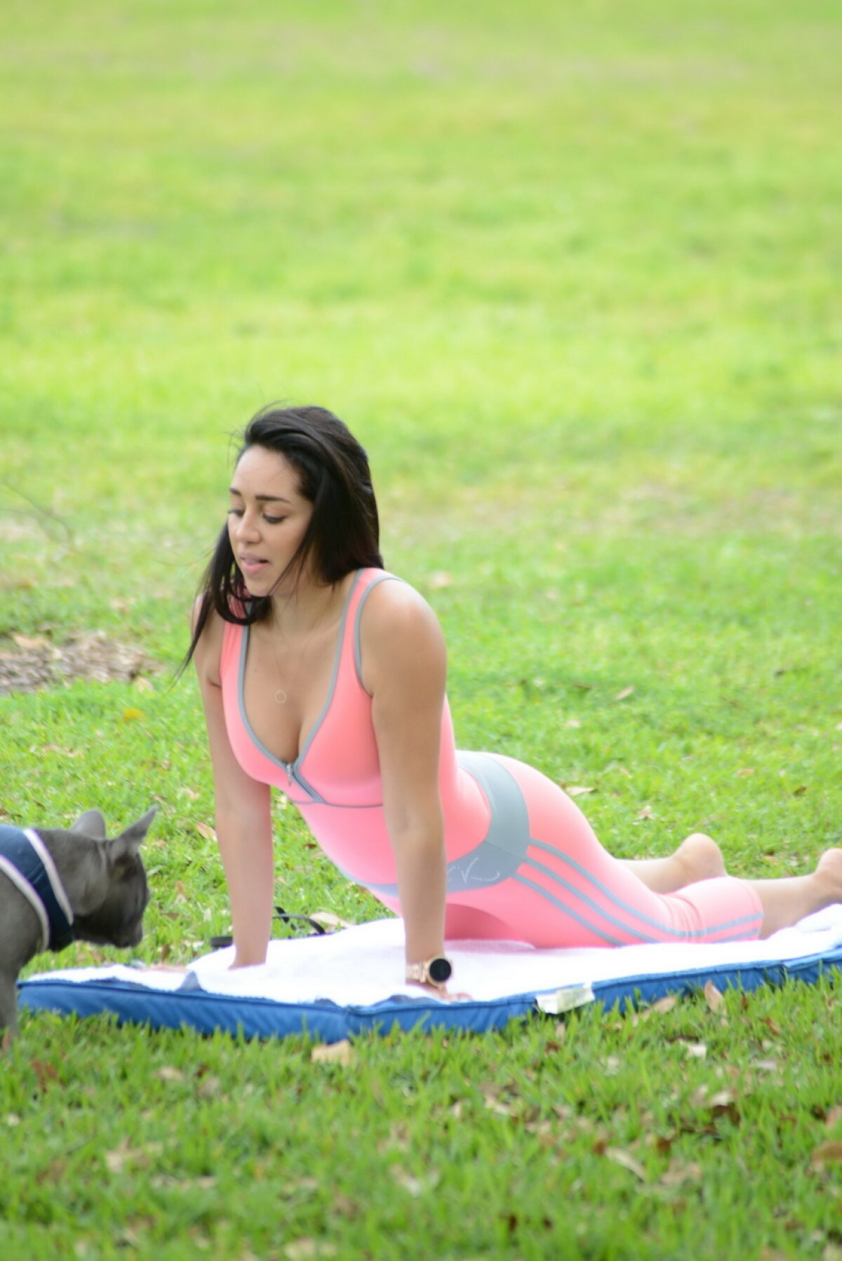 GALERIE FOTO A făcut yoga în parc, iar ţinuta ei i-a pus pe jar pe bărbaţi
