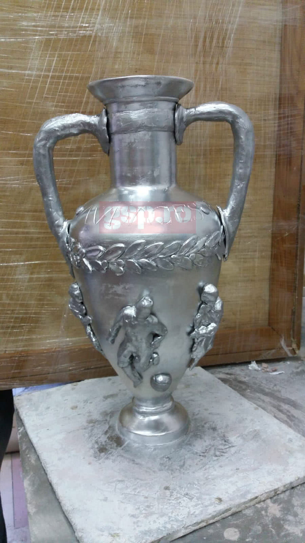 EXCLUSIV Așa arată trofeul campioanei Ligii 1! O înlănțuire de simboluri: amforă grecească, cu epopee romană și simboluri dacice! Cum ți se pare? 