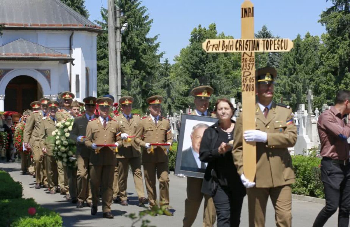 FOTO Cristian Țopescu a fost înmormântat azi, la Cimitirul Ghencea Militar din București