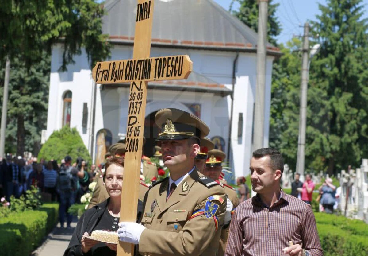 FOTO Cristian Țopescu a fost înmormântat azi, la Cimitirul Ghencea Militar din București