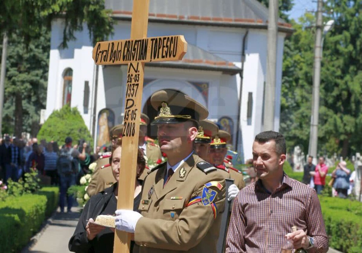 FOTO Cristian Țopescu a fost înmormântat azi, la Cimitirul Ghencea Militar din București