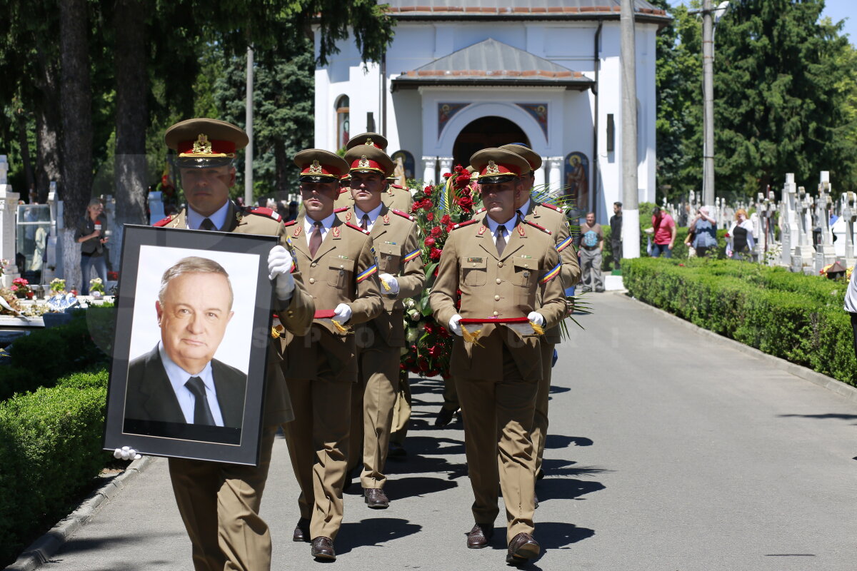 FOTO Cristian Țopescu a fost înmormântat azi, la Cimitirul Ghencea Militar din București