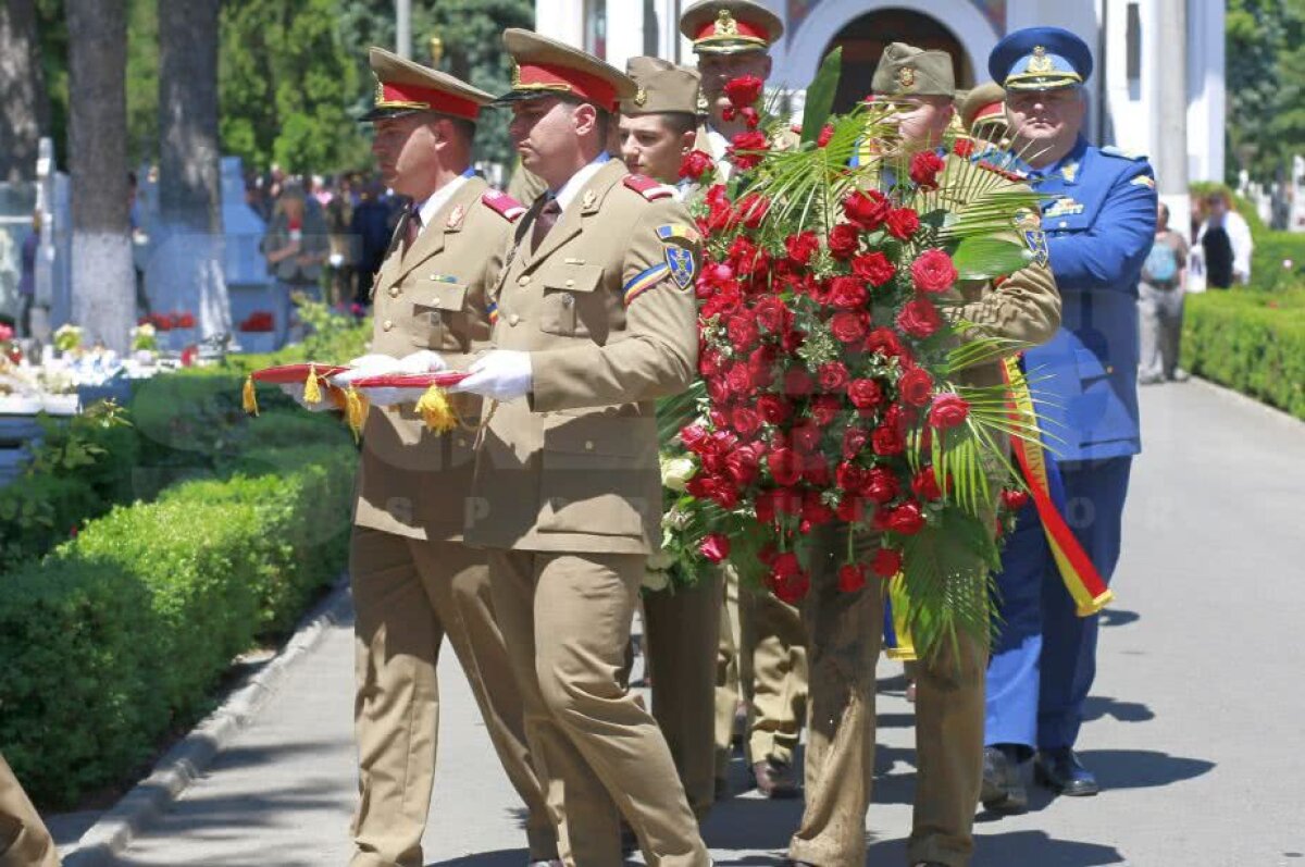 FOTO Cristian Țopescu a fost înmormântat azi, la Cimitirul Ghencea Militar din București