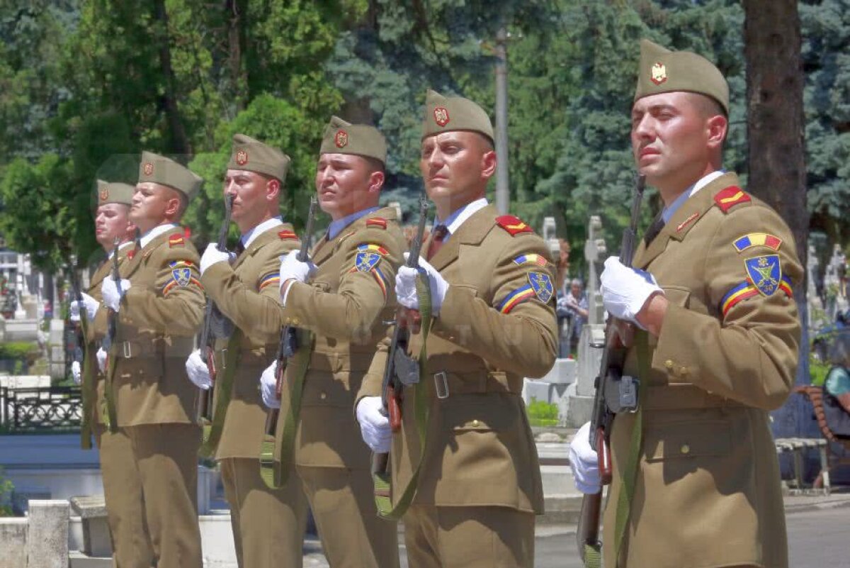 FOTO Cristian Țopescu a fost înmormântat azi, la Cimitirul Ghencea Militar din București