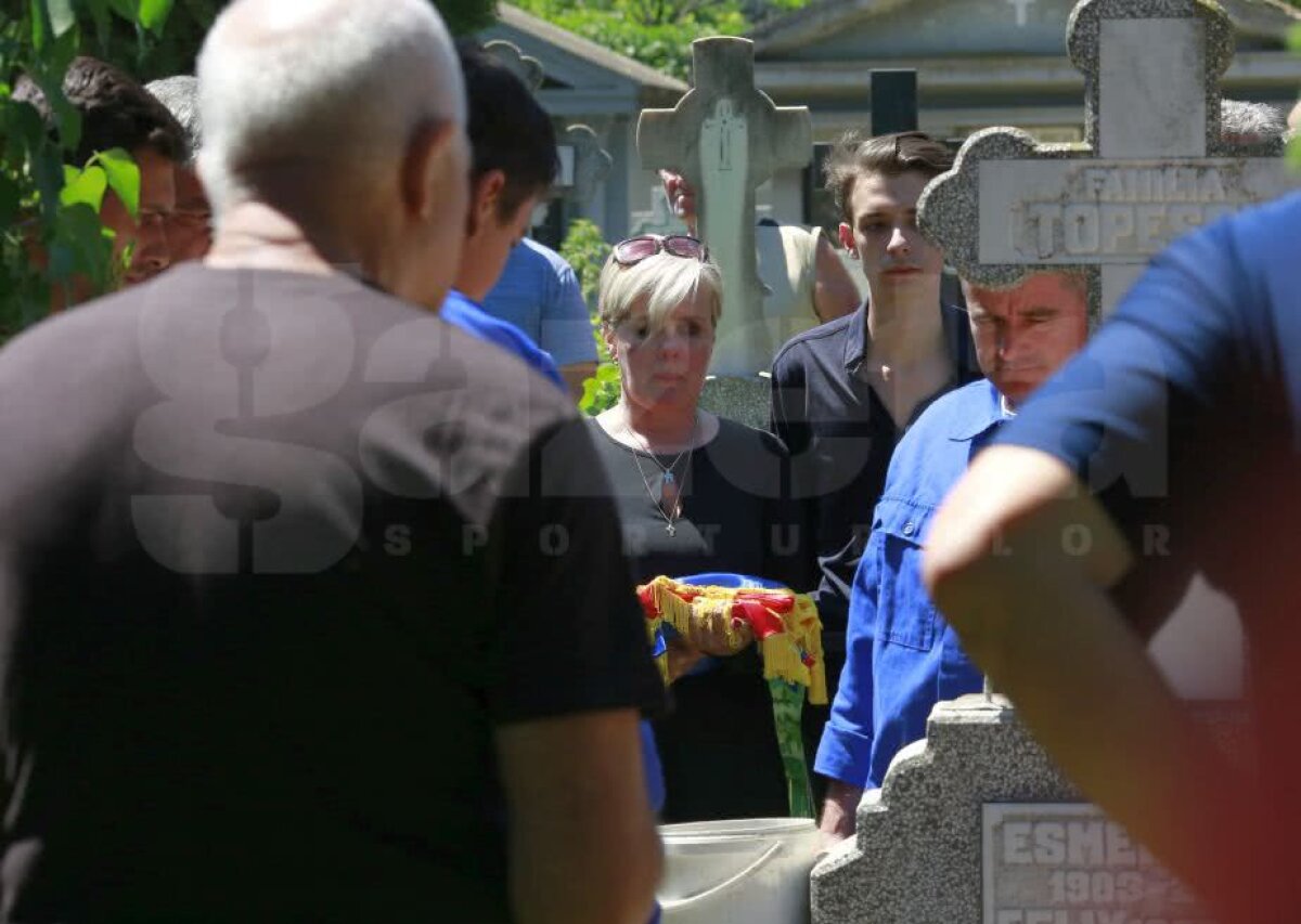 FOTO Cristian Țopescu a fost înmormântat azi, la Cimitirul Ghencea Militar din București