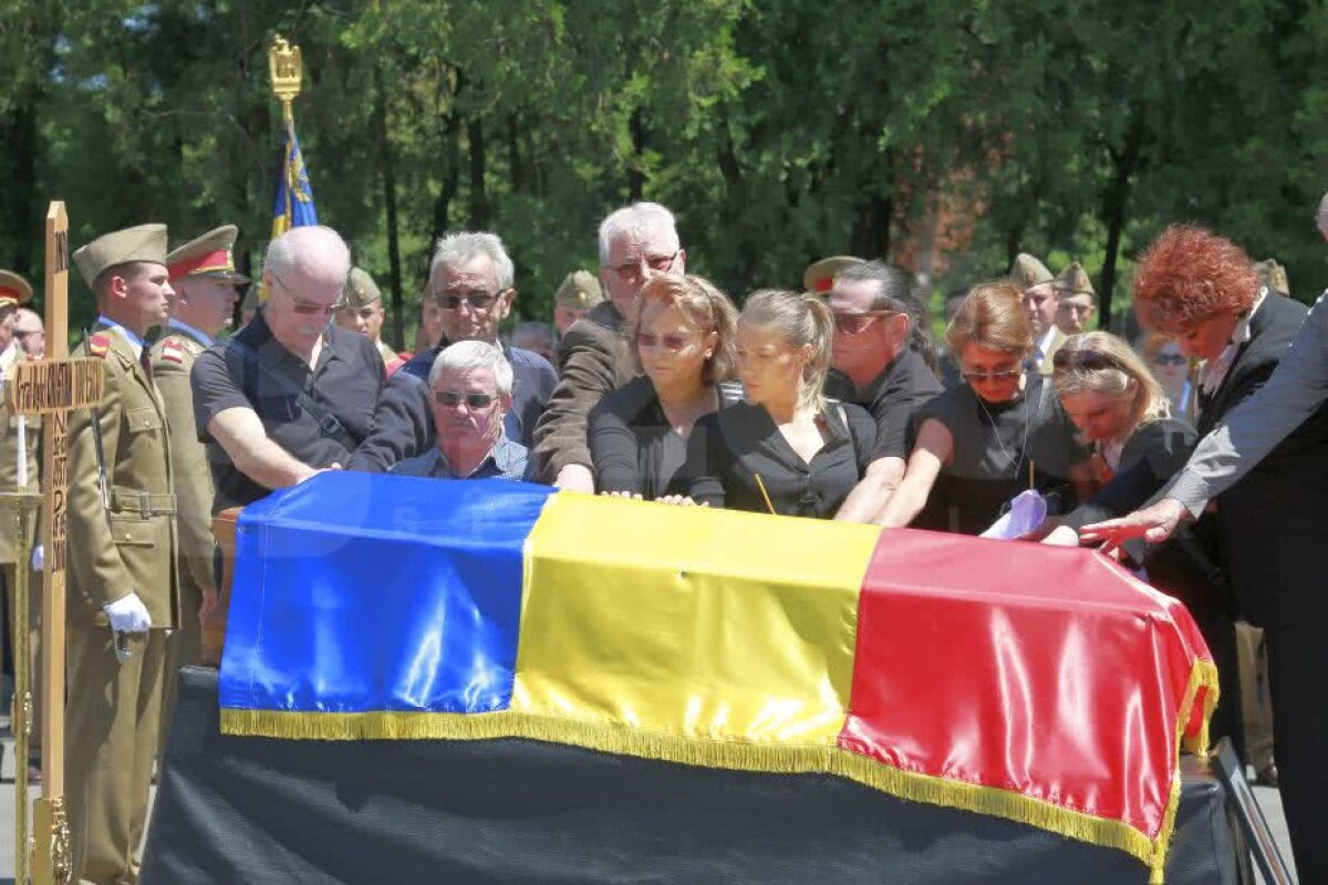 FOTO Cristian Țopescu a fost înmormântat azi, la Cimitirul Ghencea Militar din București