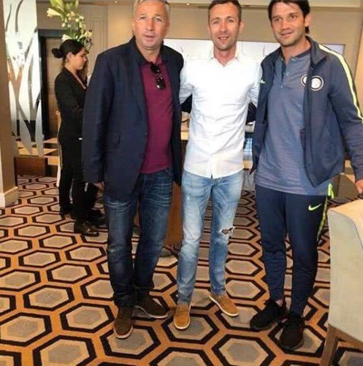 FOTO Dan Petrescu a părăsit România înaintea derby-ului de titlu cu Viitorul » S-a întâlnit cu un alt român