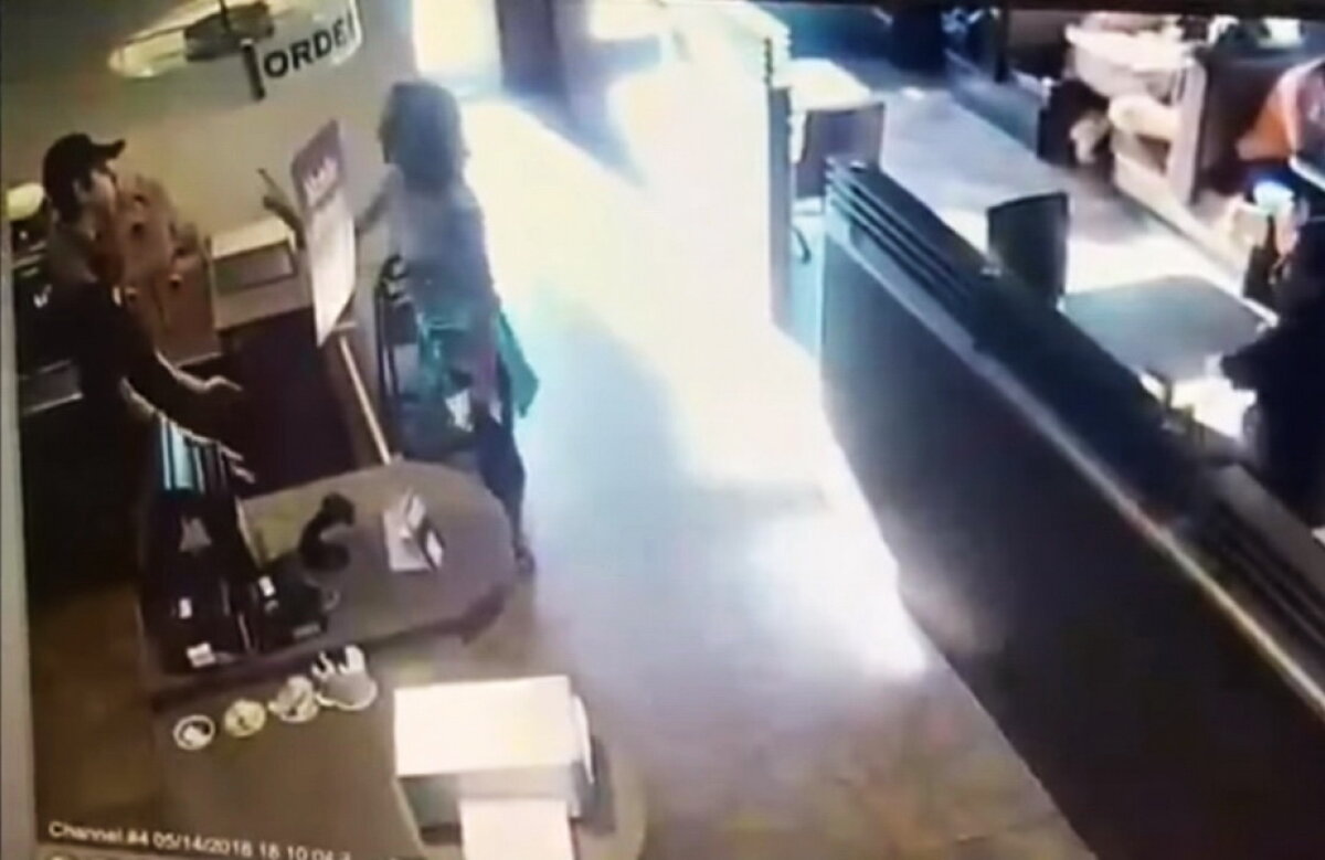VIDEO O femeie s-a certat cu anagajații unui restaurant. Ce a urmat e desprins din cele mai urâte filme!