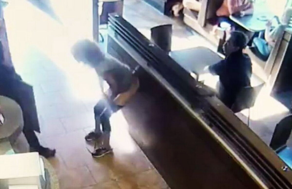 VIDEO O femeie s-a certat cu anagajații unui restaurant. Ce a urmat e desprins din cele mai urâte filme!