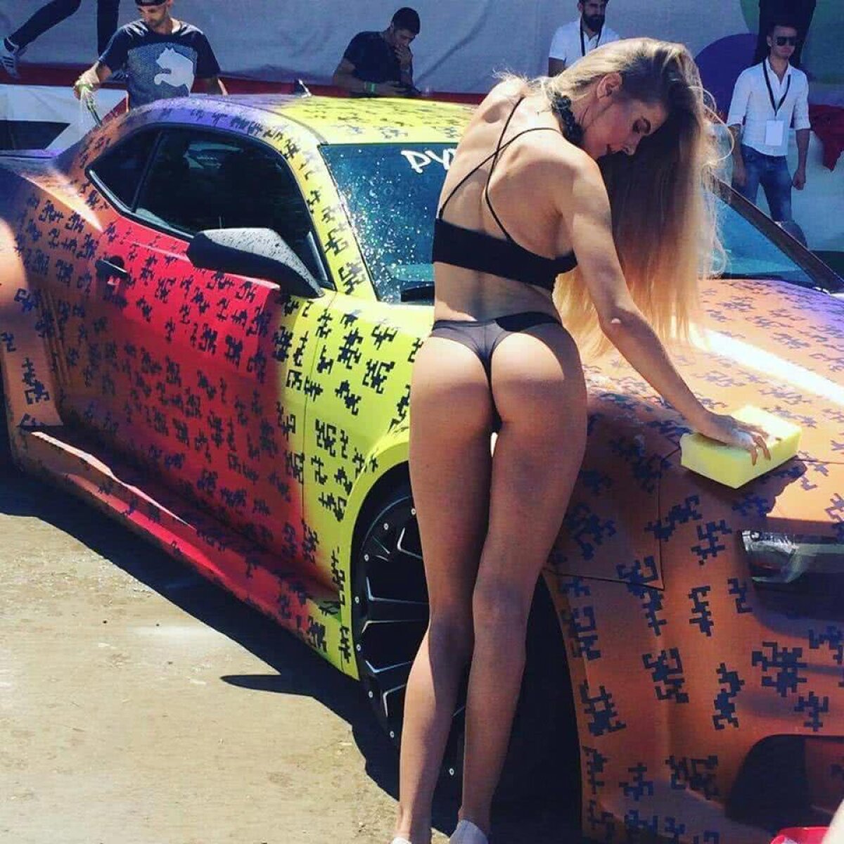 GALERIE FOTO Show incendiar la Romexpo! Spectacol total făcut de fete superbe pentru iubitorii autoturismelor