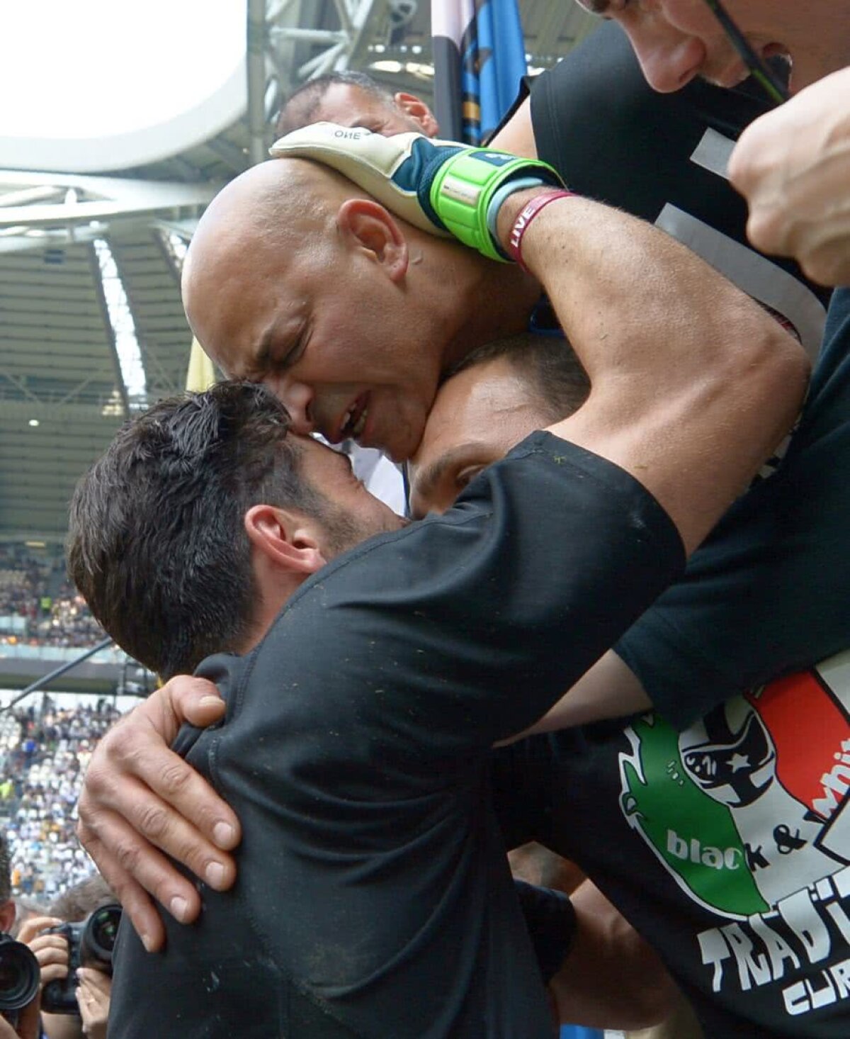 VIDEO+FOTO Buffon, storia di un grande amore » Legendarul portar și-a luat adio în lacrimi de la Juventus + petrecere pentru trofeul de campioană