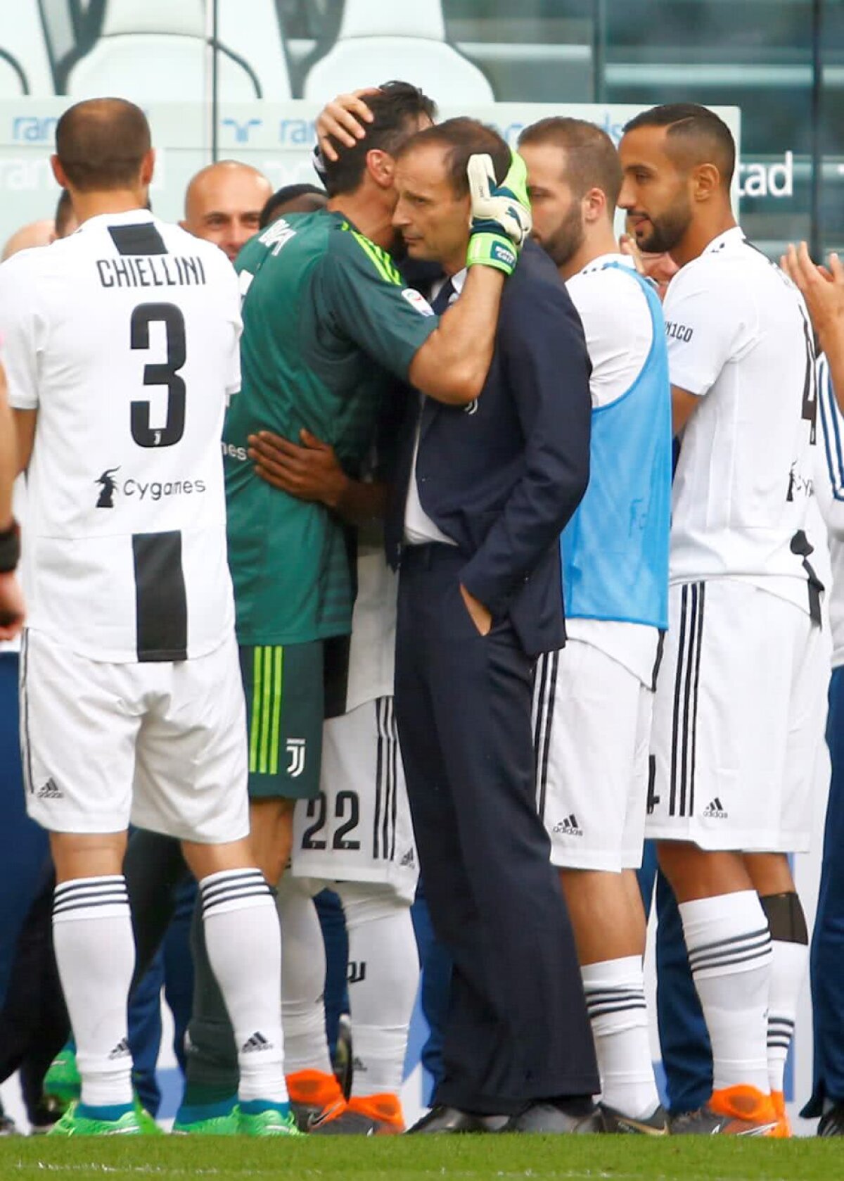 VIDEO+FOTO Buffon, storia di un grande amore » Legendarul portar și-a luat adio în lacrimi de la Juventus + petrecere pentru trofeul de campioană