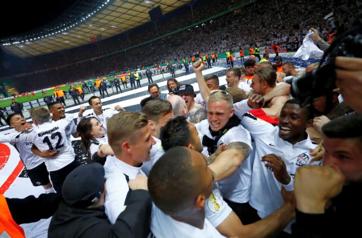 VIDEO + FOTO Nebunie în Germania! Eintracht a câștigat Cupa, 3-1 cu Bayern, iar fanii au sărbătorit pe teren