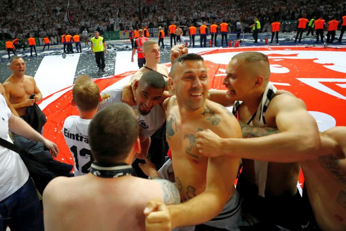 VIDEO + FOTO Nebunie în Germania! Eintracht a câștigat Cupa, 3-1 cu Bayern, iar fanii au sărbătorit pe teren