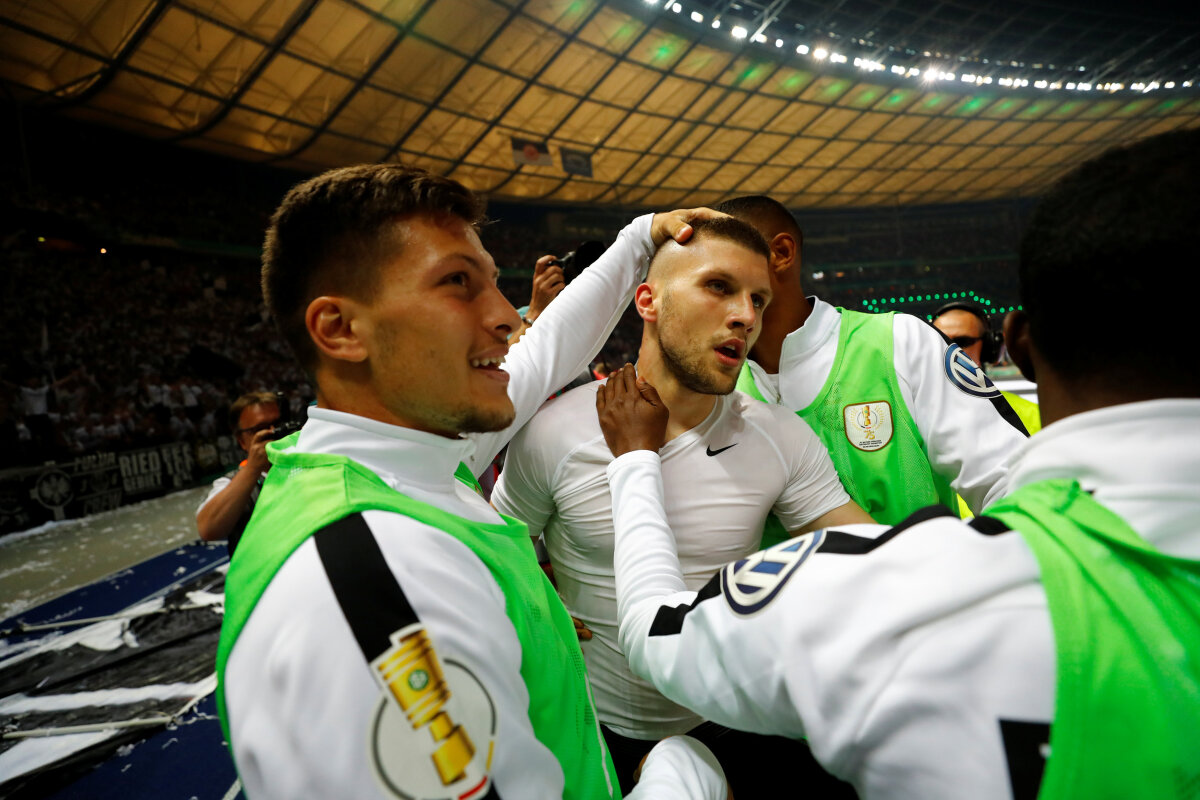 VIDEO + FOTO Nebunie în Germania! Eintracht a câștigat Cupa, 3-1 cu Bayern, iar fanii au sărbătorit pe teren