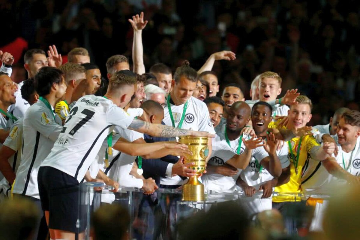 VIDEO + FOTO Nebunie în Germania! Eintracht a câștigat Cupa, 3-1 cu Bayern, iar fanii au sărbătorit pe teren